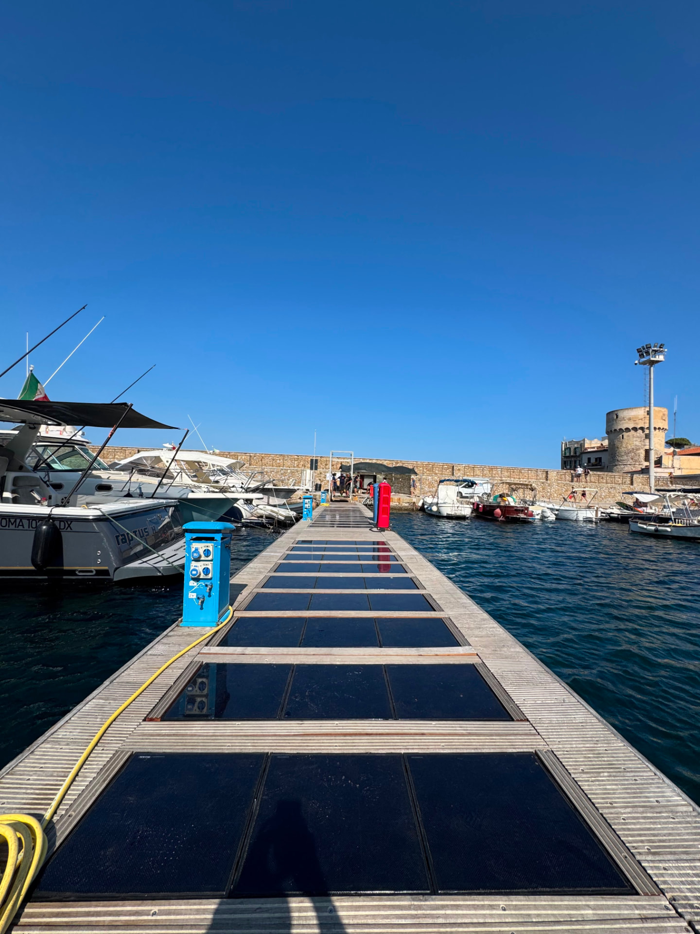 Pavimentazione fotovoltaica calpestabile integrata nel pontile del Giglio